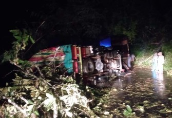 Kondisi truk terguling