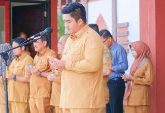 Bupati Roby saat Jadi Pembina Apel Pagi di Bandar Seri Bentan, Senin (24/07).