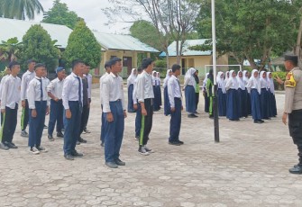 Bhabinkamtibmas Polres Natuna Berikan Pelatihan Gerak Jalan Santai di SMP N 2 Ranai