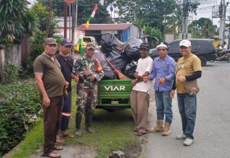 Babinsa Koramil 1710-02/Timika saat Ajak Warga Binaan Kerja Bakti Bersihkan Jalan