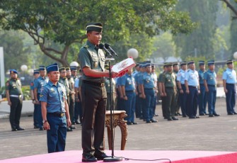 Kapuskes TNI Mayjen TNI dr. Guntoro, Sp.BP-RE(K) saat membacakan amanat Panglima TNI Laksamana TNI Yudo Margono, S.E., M.M, pada Upacara Bendera 17-an pada bulan Oktober 2023, bertempat di Lapangan Upacara B-3 Mabes TNI Cilangkap, Jakarta Timur, Selasa (17/10/2023).