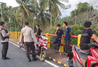 Bhabinkamtibmas saat Beri Himbauan kepada Remaja Nongkrong