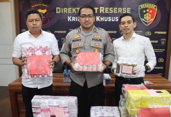 Kasubbid PID AKBP Ronny W. Manusiwa saat memimpin konferensi pers terkait kasus tindak pidana di bidang informasi dan transaksi elektronik dan/atau perlindungan konsumen dan/atau dibidang kesehatan di wilayah hukum Polda Kalteng yang bertempat di Aula Ditreskrimsus, (27/11/2023) siang.