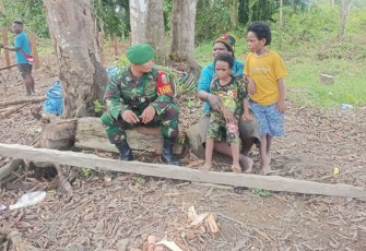 Babinsa Koramil 1710-02/Timika saat Komsos Bersama Masyarakat di Wilayah Binaan