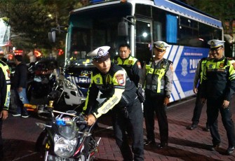 Kepolisian Resor Malang, Polda Jatim, kembali menertibkan aksi balap liar yang digelar di Jalur Lingkar Barat (Jalibar) Kecamatan Ngajum, Kabupaten Malang, Sabtu (23/12/2023) dini hari.