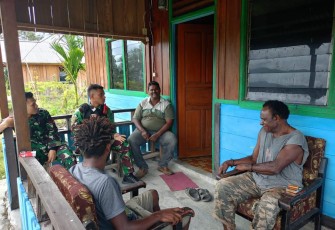 Satgas Yonif Raider 200/BN Kunjungi Rumah Warga Kampung Wakolani