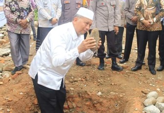 Bupati Hamsuardi dan Ketua DPRD Pasbar Erianto Lakukan Peletakan Batu Pertama Musholla SMPN 1 Pasaman 