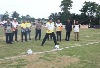 Sekda Kabupaten Bintan, Ronny Kartika tendang bola tanda dibukanya turnamen.