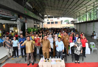 Gubernur Kepri Serahkan 1.200 Paket Sembako Untuk Masyarakat Batam