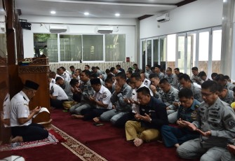 Doa bersama bertempat di Masjid Nurul Iman bagi personel yang beragama Islam, dan Ruang Ibadah bagi personel yang beragama Kristen. Kegiatan terpusat di Mabes Bakamla RI, Jakarta Pusat, Kamis (28/12/2023)