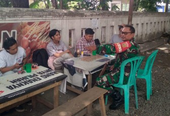 Babinsa Kelurahan Srimulya saat Lakukan Komsos