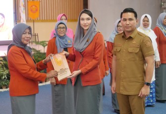 Sabine Rohden yang merupakan istri Wakil Bupati Bintan Ahdi Muqsith resmi dikukuhkan sebagai Ketua GOW (Gabungan Organisasi Wanita) Kabupaten Bintan, Senin (18/12) di Aula Bandar Seri Bentan