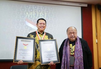 Bamsoet saat menerima dua penghargaan Rekor MURI, di Galeri MURI, Mall of Indonesia, Rabu (30/8/23).