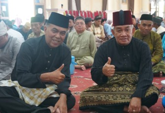 Wan Siswandi dan Ketua TP PKK Natuna saat hadiri  Peringatan Maulid Nabi Muhammad SAW di Ranai Kota