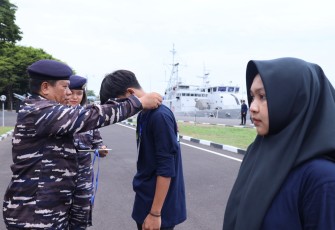 Lantamal VI Latih Siswa SMA Athirah Bukit Baruga Wawasan Kebangsaan dan Bela Negara