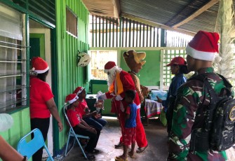 Natal dan Tahun Baru Anggota Satgas Pamtas Statis RI-PNG Yonif 111/KB yang bertugas diwilayah jajaran Kolakops Korem 174/Anim Ti Waninggap melaksanakan berbagai kegiatan bersama masyarakat pedalaman Perbatasan Papua Selatan, Senin (18/12/2023)