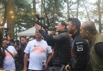 AHY di sela kunjungan menikmati keindahan alam di kawasan Coban Rondo Kota Batu Jawa Timur, Kamis (9/2/2023). 