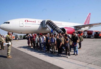 447 Pasukan Darat dan Marinir AS saat tiba di Pangkalan TNI AL (Lanudal) Juanda Surabaya, Senin (28/8/2023).