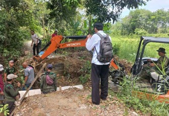 Babinsa Koramil 07/Amuntai Tengah Kodim 1001/HSU-Balangan membantu warga binaan yang sedang melakukan pembangunan jembatan.