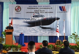 Kepala Bakamla RI Laksdya TNI Dr. Aan Kurnia saat memberi arahan di Dermaga PT Palindo Marine Shipyard, Batam, Provinsi Kepri, Senin (26/06/2023).