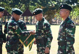 Danbrigif 21/Komodo Letkol Inf Andi A. Wibowo, S.Sos., M.I.Pol Pimpin Upacara Sertijab Danyonif 744/SYB