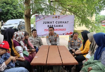 Kapolres Mukomuko Dengarkan Curhatan Pembesuk Tahanan