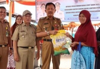 Bupati Pesisir Barat, Agus Istiqlal, bersama Wakil Bupati Pesisir Barat, A. Zulqoini Syarif, saat di Pasar Way Batu Kec. Pesisir Tengah, Selasa (28/03/2023).