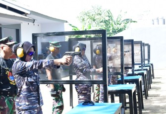 Menjelang HUT Ke-61 Tahun 2024 Korps Wanita TNI Angkatan Laut (Kowal) Makassar menggelar lomba menembak, bongkar pasang senjata dan lomba renang estafet bertempat di lapangan tembak dan kolam renang Tirto Sagoro 05 Lantamal VI Makassar, Kamis (14/12/2023)