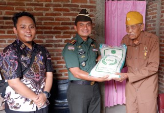Dandim 0801/Pacitan Berikan Bansos Kepada Veteran dan Warakawuri