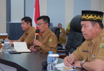 Pj Wali Kota Tanjungpinang Hasan S.Sos memimpin rapat koordinasi bersama Camat, Lurah dan Tim Penggerak PKK. Rapat dilaksanakan di Aula Sultan Sulaiman Badrul Alamsyah, Kantor Wali Kota, Selasa (7/11)