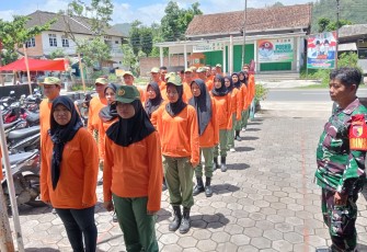 Koramil 0801/07 Ngadirojo Kodim 0801/Pacitan Serma Sugianto melatih pembinaan anggota Perlindungan Masyarakat (Linmas) di  halaman Kantor Desa Wonokarto, Kecamatan Ngadirojo, Kabupaten Pacitan, Selasa (19/12/2023)