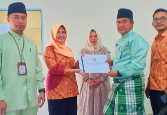 Ka. Bakesbangpol Bintan bersama ketua dan komisioner kpu bintan.