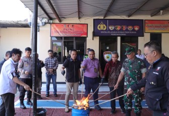 Polisi Musnahkan Barang Bukti Narkotika dan OKT dari 3 orang Tersangka