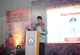 Asisten III Setda Provinsi Bengkulu Nandar Munadi serahkan Hibah Pemprov Bengkulu berupa Mobil Ambulance kepada Merga Silima Bengkulu, di Gedung Serba Guna (GSG) Universitas Bengkulu (UNIB), Jum'at (08/12)