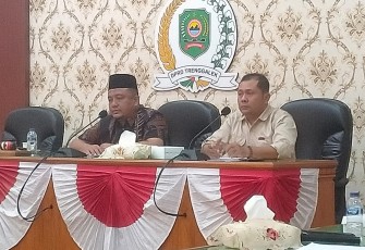 Alwi Burhanudin, Ketua Komisi I, bersama Joko Hadi Siswanto, sekretaris Komisi I, saat memimpin rapat kerja dengan OPD mitra kerja di aula DPRD Kabupaten Trenggalek, Selasa (11/7/2023)