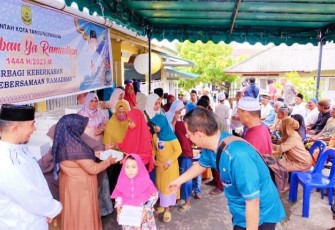 Rahma saat Bagikan Nasi Kotak Untuk Warga Tanjung Unggat.