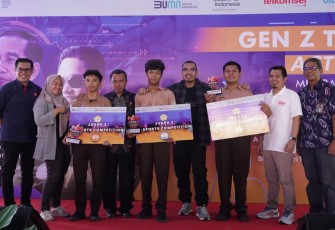 Staf Khusus III Erick Thohir, Arya Sinulingga, dalam kunjungannya ke SMAN 1 Bangkalan di Madura.
