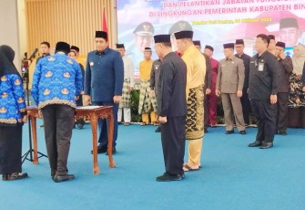Bupati Bintan Roby saat Lantik 250 PNS di Lingkungan Pemkab Bintan