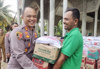 Kapolres Aceh Timur Bersama Pj Bupati saat Salurkan Bansos Masa Panik Untuk Korban Banjir di Julok