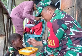 Babinsa Koramil 05/Jila saat Bantu Petugas Lakukan Pendataan Anak Stunting