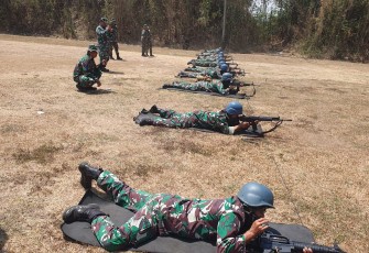 Personel Lanal Malang Laksanakan Latihan Menembak 