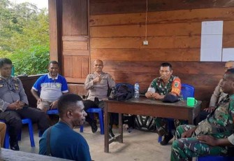 Babinsa Kokonao Komsos dengan Aparat Keamanan