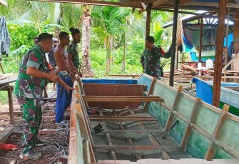 Babinsa Mapurujaya Lakukan Komsos Bersama Pembuat Perahu Tradisional   