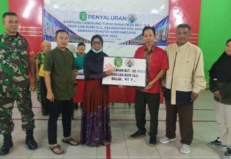Babinsa Loa Duri Ulu saat Bantu Penyaluran BLT-DD Untuk Warga 