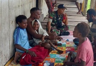 Babinsa Mapurujaya saat Komsos dengan Warga di Pesisir Pantai