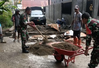 abinsa Timika saat Bantu Warga Bangun Drainase