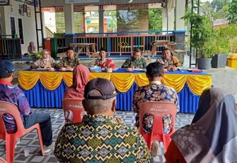 Babinsa Ponoragan saat Hadiri Musdesus Terkait Perubahan Daftar Penerima BLT-DD