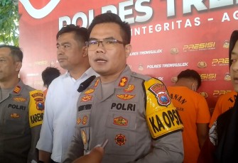 Kapolres Trenggalek AKBP Gathut Bowo Supriyono, S.H., S.I.K., M.Si. bersama jajaran saat konferensi pers di Mapolres Trenggalek Selasa (24/10/2023)