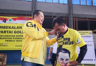Bamsoet saat mengukuhkan ribuan kader dan saksi Tempat Pemungutan Suara (TPS) Tim Pemenangan Bambang Soesatyo Kabupaten Purbalingga, Jawa Tengah,  Minggu (10/12/23).