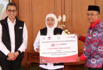 Bank Jatim saat Serahkan CSR ke PPDI 